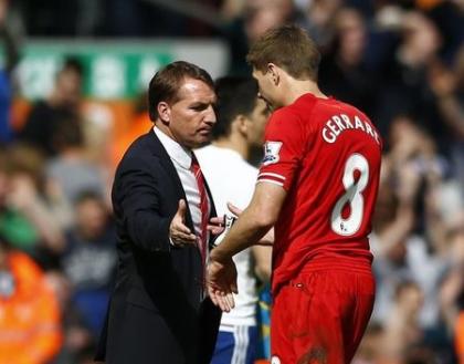 Liverpool&#39;s Steven Gerrard (R) is greeted by manager Brendan Rodgers as he leaves the pitch following their English Premier League soccer match against Chelsea at Anfield in Liverpool, northern England April 27, 2014. REUTERS/Darren Staples