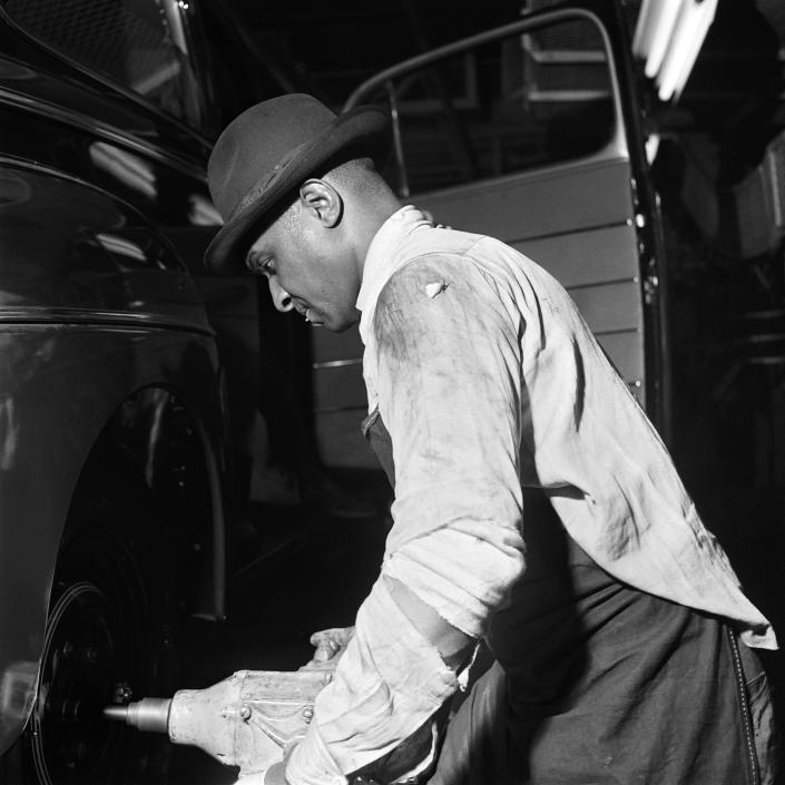یک کارگر آمریکایی آفریقایی تبار در خط مونتاژ در شرکت فورد موتور در دیربورن، نزدیک دیترویت، در سال 1946