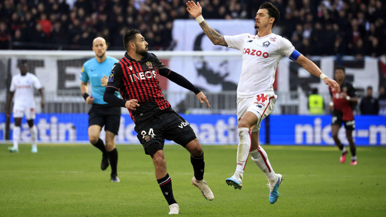 Nice's French forward Gaetan Laborde (L) fights for the ball with Lille's Portuguese defender Jose Fonte during the French L1 football match between OGC Nice and Lille LOSC at the Allianz Riviera Stadium in Nice, south-eastern France, on January 29, 2023. (Photo by Valery HACHE / AFP)