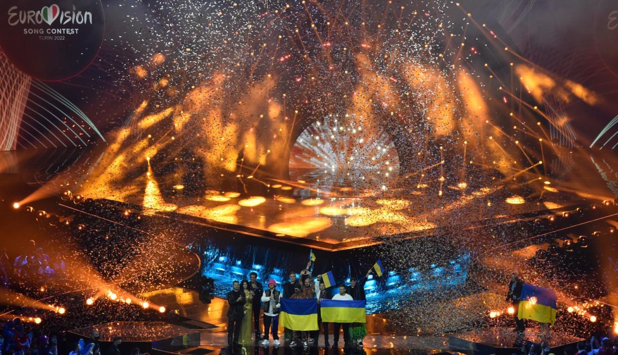 So war das im vergangenen Jahr, nach dem großen Finale in Turin: Alessandro Cattelan, Laura Pausini sowie Mika mitsamt dem Kalush Orchestra aus der Ukraine feierten gemeinsam auf der Bühne das Ende eines gelungenen Abends. Weil in der Ukraine Krieg herrscht, spring Liverpool als Austragungsort für Kiew ein. (Bild: 2022 Getty Images/Giorgio Perottino)