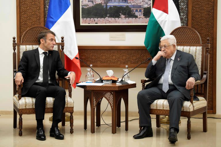 El presidente francés, Emmanuel Macron, se reúne con el presidente de la Autoridad Nacional Palestina, Mahmoud Abbas, el 24 de octubre de 2023 en la ciudad de Ramallah, en Cisjordania.