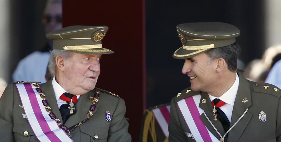 Spain's Crown Prince Felipe smiles next to his father King Juan Carlos (L) as they attend a ceremony marking the bicentennial of the creation of the order of Saint Hermenegildo at the Monastery of San Lorenzo de El Escorial, outside Madrid June 3, 2014. The king said on Monday he would abdicate in favour of his son Prince Felipe, aiming to revive the scandal-hit monarchy at a time of economic hardship and growing discontent with the wider political elite. REUTERS/Sergio Perez (SPAIN - Tags: ROYALS POLITICS TPX IMAGES OF THE DAY)