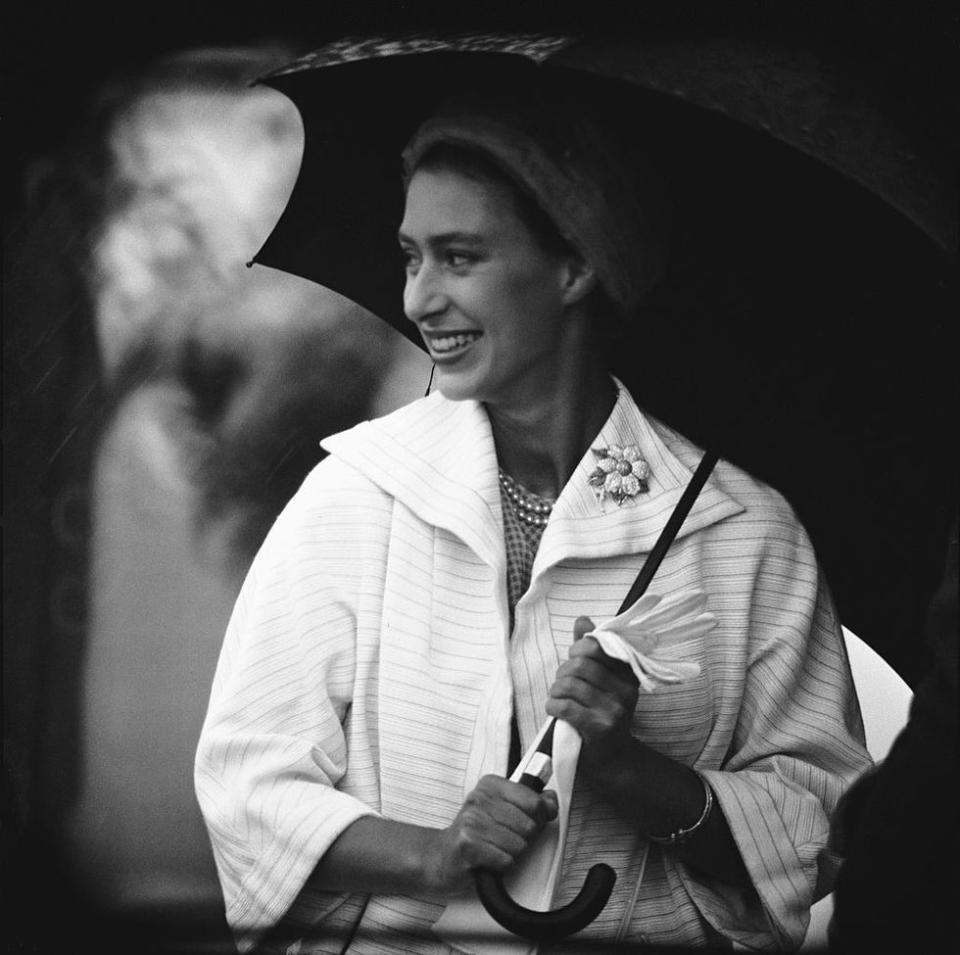 <p>Princess Margaret arrives in England after her tour of Canada, sporting a practical accessory.</p>