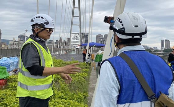 （觀傳媒新北新聞）【記者蔡宇辰／新北報導】4月3日花蓮發生芮氏規模7.2強震造成新北市新月橋吊索有鬆脫狀況，管理單位高灘地工程管理處隨即於當日封閉新月橋主橋段，並請橋梁專業顧問公司清明連假間擬定吊索檢測計畫，於4月9日起分三階段辦理檢測作業，了解吊索狀況並研擬修復計畫。