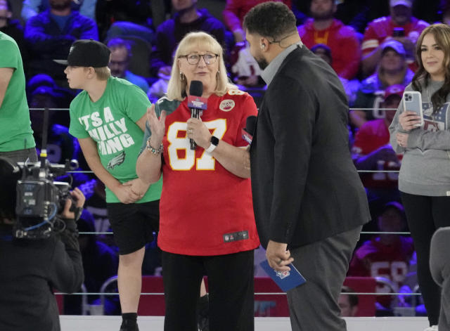 Donna Kelce celebrates Chiefs parade with All-Pro son Travis