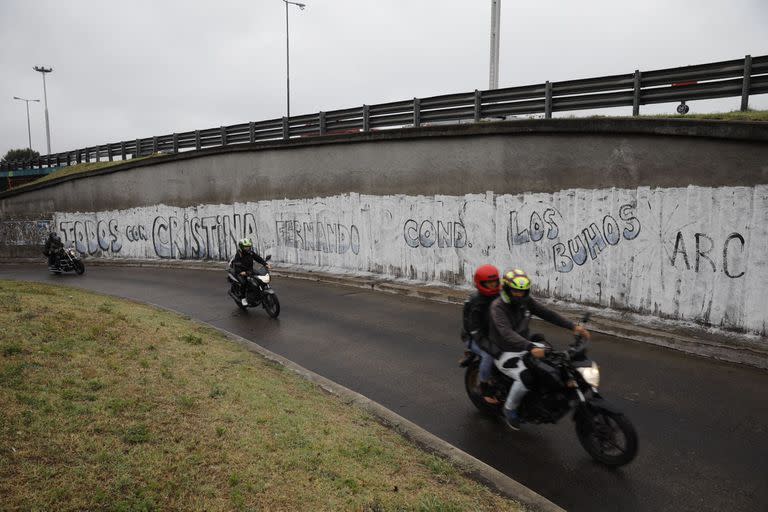 Presencia de pintadas de Los Búhos favorables a Cristina Kirchner, en la colectora de la avenida General Paz