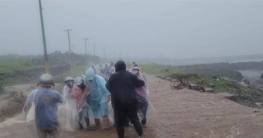 全台7縣市豪、大雨特報，台東蘭嶼有民眾騎車冒險通過。（圖／報系資料照）