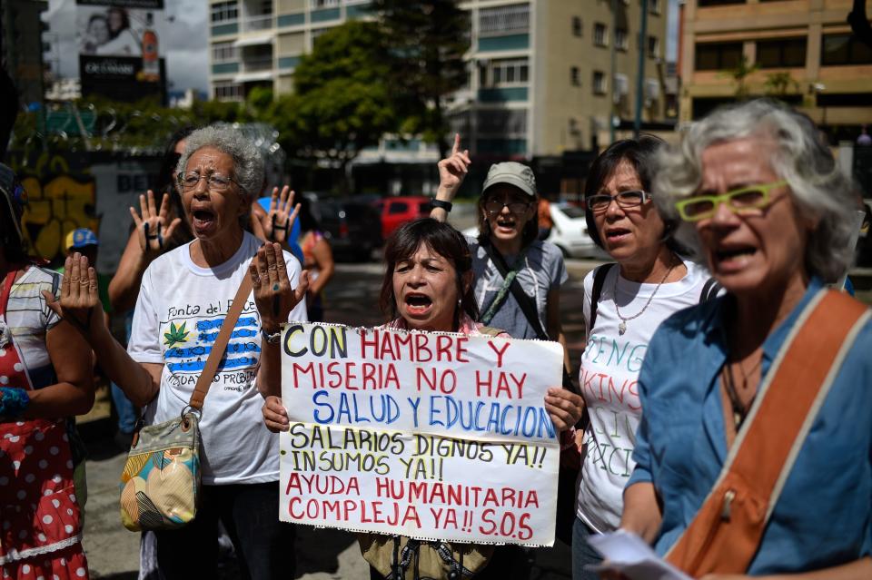 Activistas y trabajadores de la salud marchan por la escasez de medicamentos y equiopos en los hospitales de Venezuela (FEDERICO PARRA/AFP/Getty Images)