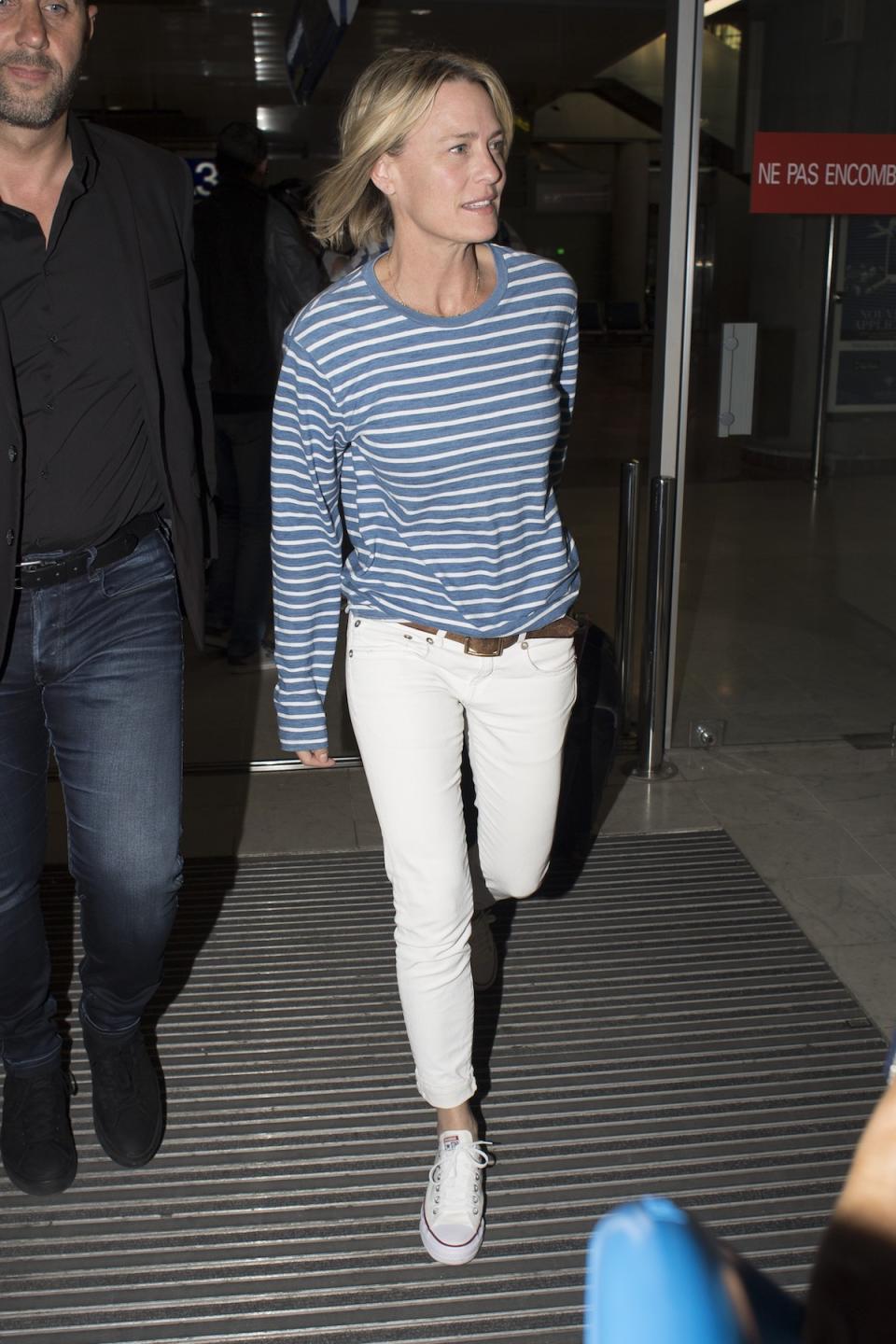 <p>Actress Robin Wright is happy to sign autographs for fans when she arrives at Nice Airport for the 2017 Cannes Film Festival wearing white jeans and a striped long-sleeve. (Photo: AKM-GSI) </p>