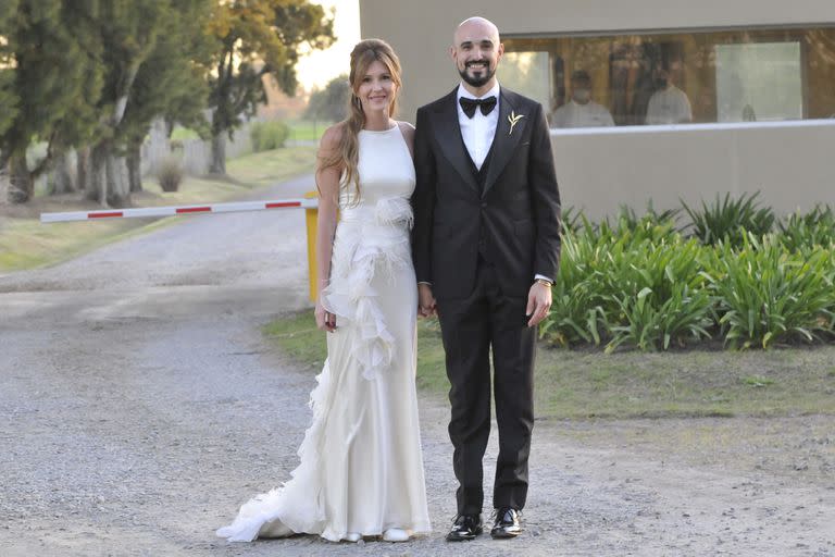 Abel Pintos y Mora Calabrese durante su boda en Buenos Aires