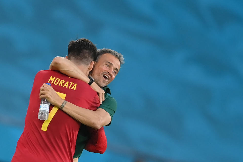 Luis Enrique se abraza a Álvaro Morata después del gol del delantero frente a Polonia. (Foto: David Ramos / POOL / AFP / Getty Images).