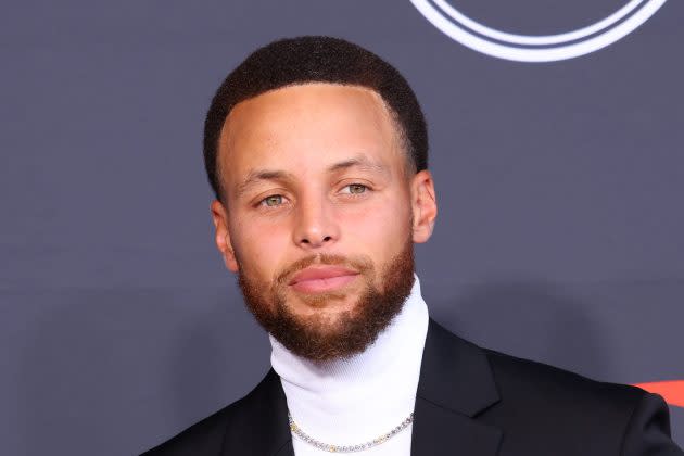 Stephen Curry renews his commitment to Under Armor