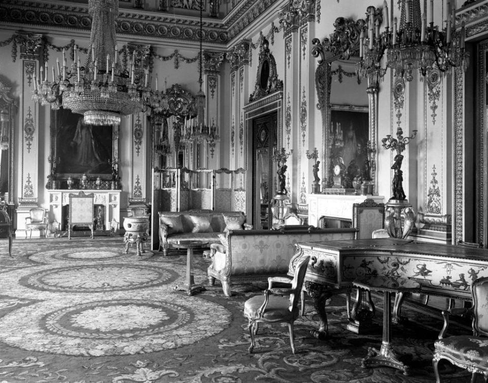 <p>French and Regency era furniture, gold touches in every corner, and elaborate chandeliers make the White Drawing Room nothing short of stunning.</p>