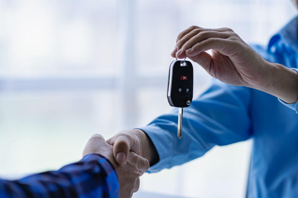 Wer sein Auto verkaufen will, kann sich durchaus Angebote von Verkaufsportalen einholen. (Symbolbild: Getty Images)