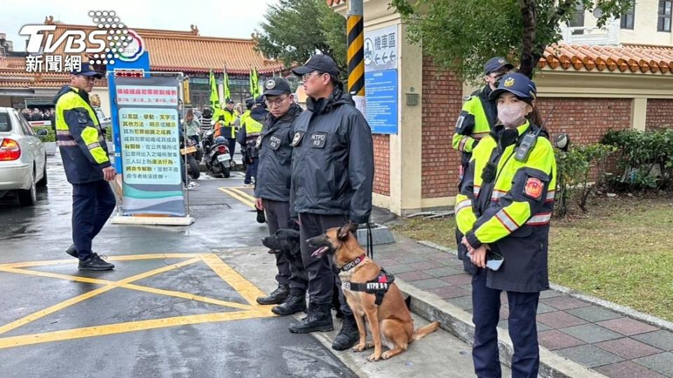 警犬隊出動協助。（圖／TVBS）