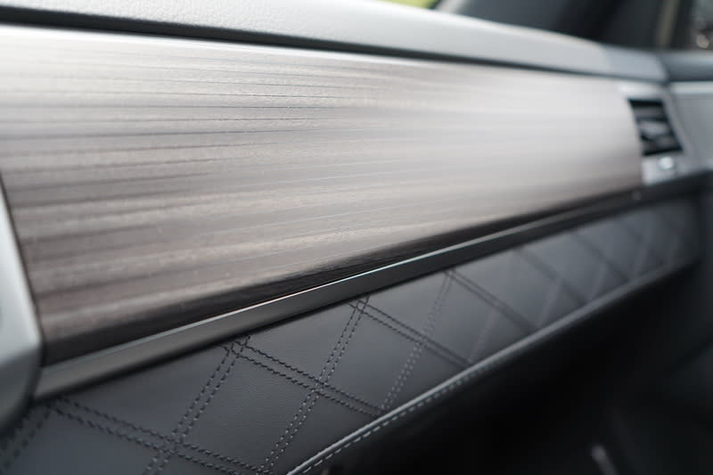 木質飾板搭配菱格紋縫線，根本就是數百萬等級以上的車款才會有的配置