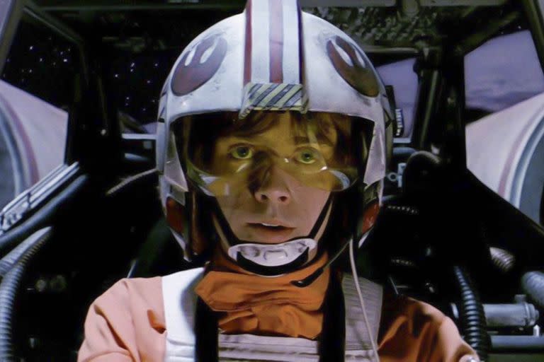 Mark Hamill en la recordada escena de la primera Star Wars a bordo de uno de los X-Wings cuya miniatura se acaba de vender por más de 3 millones de dólares