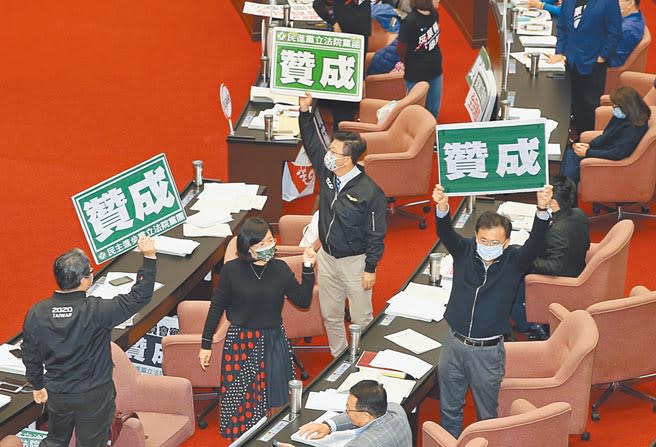 立法院24日院會針對萊豬進口9項行政命令進行表決大戰，民進黨以人數優勢強行通過自家黨團提案。（姚志平攝）