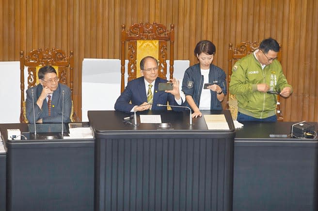 立院日前朝野衝突，院長游錫堃（左二）主持議事時跳過國是論壇，司法及法制委員會召委李貴敏將邀祕書長林志嘉（左一）進行專案報告並備質詢。（本報資料照片）