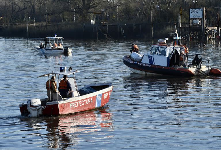 Prefectura busca a los desaparecidos tras el choque  en el río Luján