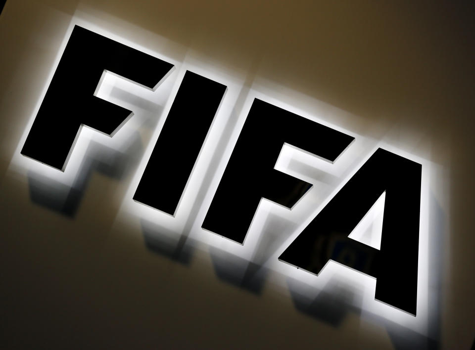 ARCHIVO - En esta foto del 25 de septiembre de 2015, imagen del logo de la FIFA en Zúrich, Suiza. (AP Foto/Michael Probst, archivo)