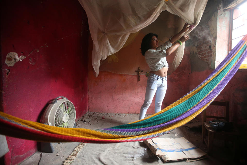 En Juchitán, mujeres y "tercer género" se hacen cargo tras el terremoto en México