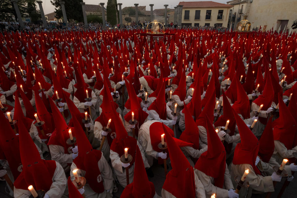 <p>Penitents from Real Cofradia del Santisimo Cristo de las Injurias, also known as “El Silencio” brotherhood, take part in a procession in Zamora, Spain, on April 12, 2017. (Photo: Daniel Ochoa de Olza/AP) </p>