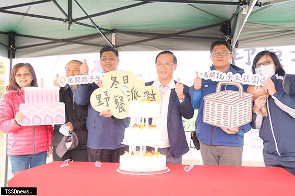 名間親子生態園區開園一周年舉辦冬日野餐派對，縣長林明溱、農業處長陳瑞慶等人為親子生態園區慶生。(記者蔡榮宗攝)