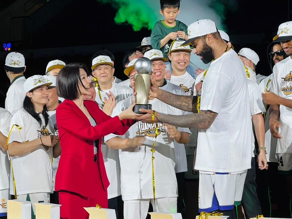 镜新闻主播王钰婷（红衣者）受邀颁奖FMVP给前NBA球星「表弟』」卡森斯（右二）。