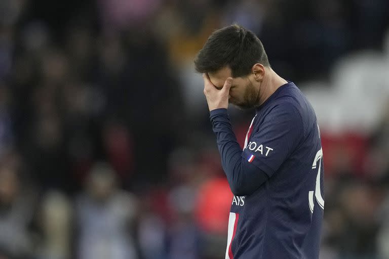 Lionel Messi se retiró entre silbidos luego de la derrota del Paris Saint-Germain (AP Foto/Christophe Ena)