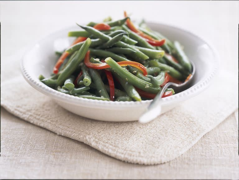 13) Ginger and Garlic Green Beans With Red Bell Pepper Strips