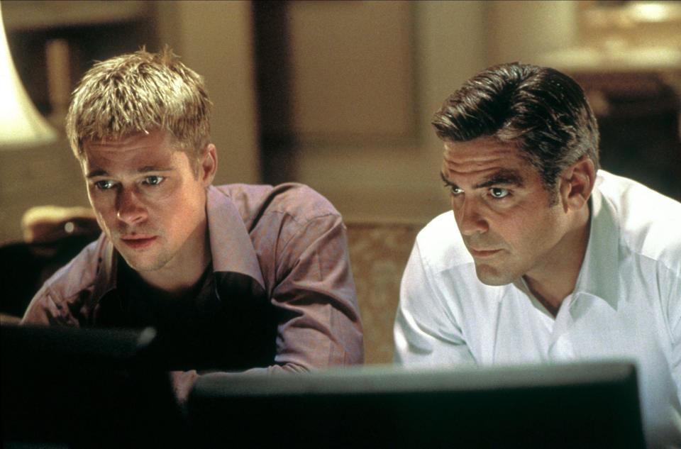 BRAD PITT, GEORGE CLOONEY, OCEAN'S ELEVEN, 2001