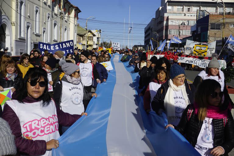 Río Gallegos. Santa Cruz. ADOSAC (Asoc Docentes de Santa Cruz) convocó a docentes de varias localidades de la provincia, que se reunieron en la ciudad para marchar en contra del gobierno de Alicia Kirchner. Marcharon por el centro hasta la casa de gobierno.