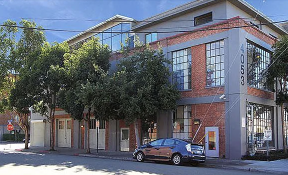 Nima Momeni es dueño de un departamento en este edificio en Emeryville, California, según muestran los registros de propiedad (Zillow)