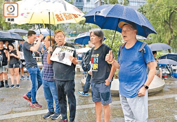 去年8月31日<br>李卓人（右三）及梁國雄（右二）陪同黎智英（右）出席去年8．31集會。