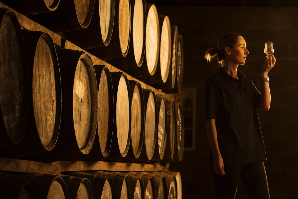 El whisky premium es una de las inversiones alternativas que elige la gente de alto poder adquisitivo. Foto: Getty. 