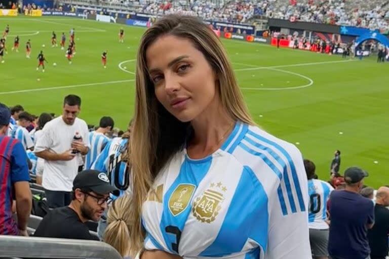 Caro Calvagni mostró el look que llevó para ir al partido de la Argentina y Canadá (Foto: Instagram @carocalvagni)