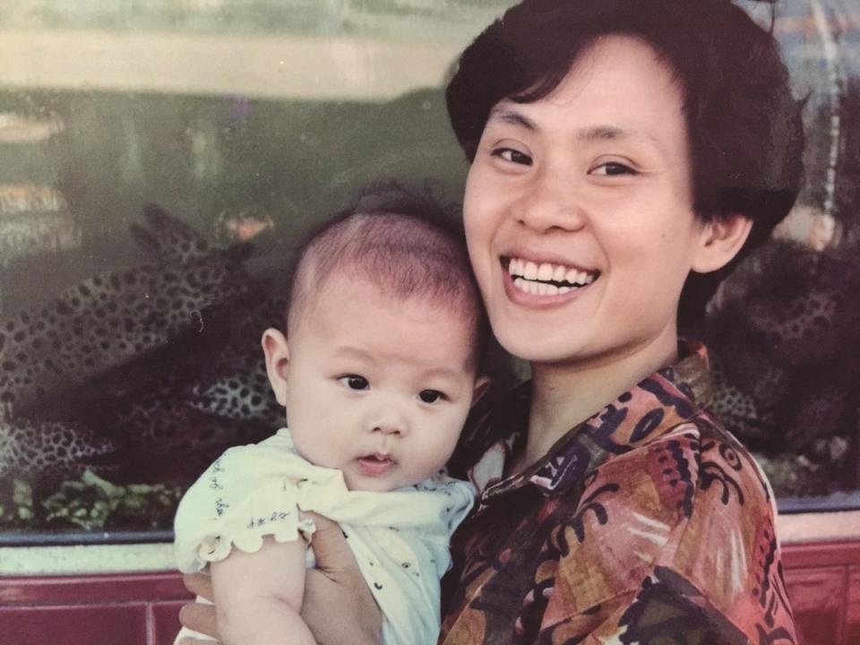 林辰唏（左）嬰兒時期被媽媽抱著合影。（林辰唏提供）