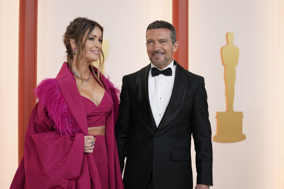 Nicole Kimpel, izquierda, y Antonio Banderas llegan a los Oscar el domingo 12 de marzo de 2023 en el Teatro Dolby en Los Angeles. (Foto AP/Ashley Landis)