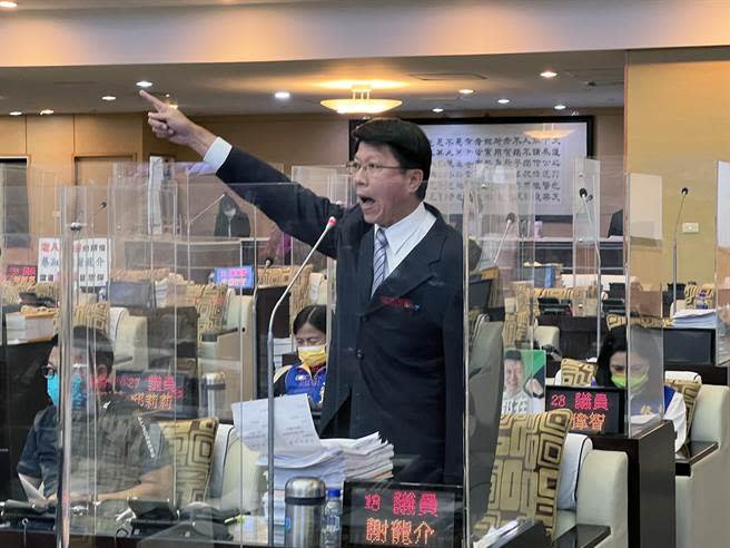 台南市議會定期會23日自由發言時間爆火氣，市議員謝龍介痛斥市長黃偉哲的競選團隊抺黑。（洪榮志攝）