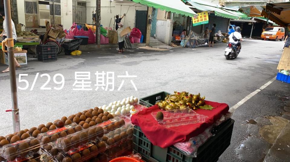 游勝綸在菜市場擺攤。（圖／翻攝自游勝綸 Vic Facebook）