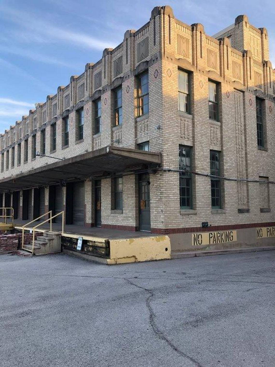 The Railway Express building remains empty on Lancaster Street in Fort Worth, 50 years after the business went bankrupt. It is a sister building to the T&P warehouse, which is also empty. Courtesy/Richard Selcer