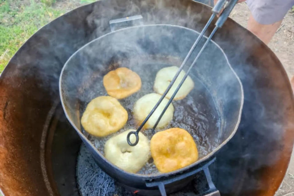 La "sopaipilla" o buñuelo es un tipo de fritura (pan frito) hecha a partir de una masa de harina de trigo frita en aceite. / Foto: Pexels