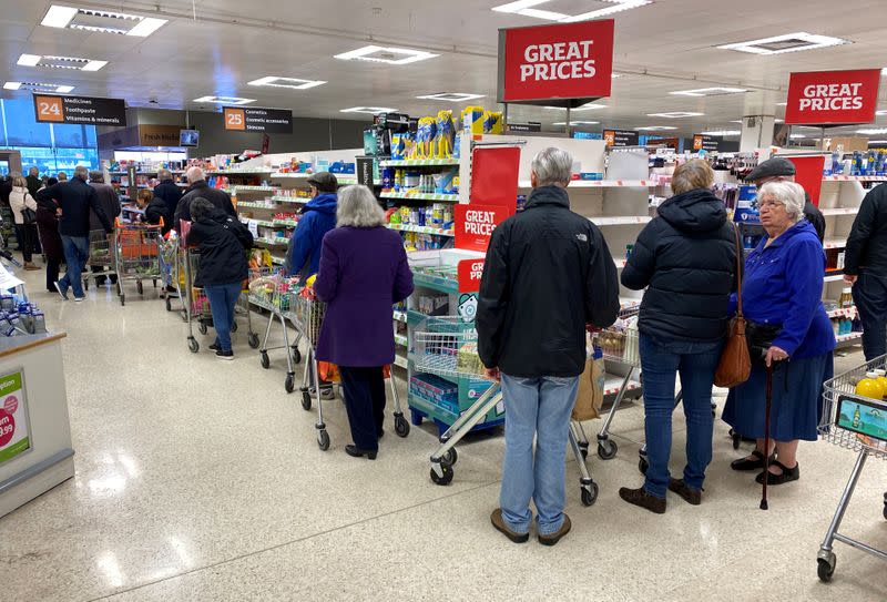 FOTO DE ARCHIVO: La gente hace cola en un supermercado de Sainsbury's en Watford mientras la propagación de la enfermedad coronavirus continúa, Watford, Reino Unido