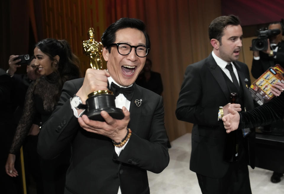 Ke Huy Quan posa con su premio a mejor actor de reparto por "Everything Everywhere All at Once" en el Baile de los Gobernadores después de los Oscar el domingo 12 de marzo de 2023 en el Teatro Dolby en Los Angeles. (Foto AP /John Locher)