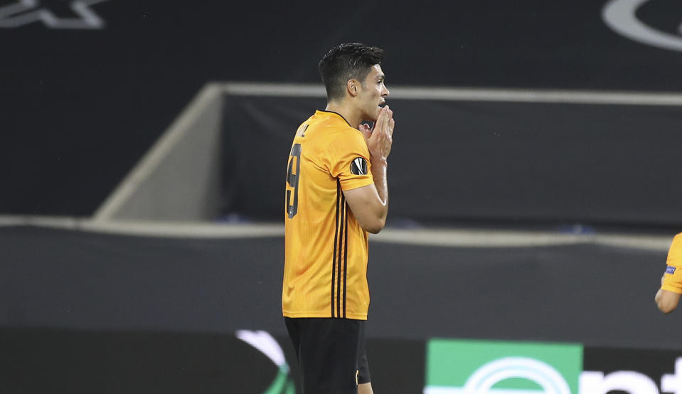 El delantero mexicano Raúl Jiménez reacciona tras fallar un penal para Wolverhampton en el partido ante el Sevilla en los cuartos de final de la Liga Europa, el martes 11 de agosto de 2020, en Duisburgo, Alemania. (Friedemann Vogel, Pool Foto vía AP)