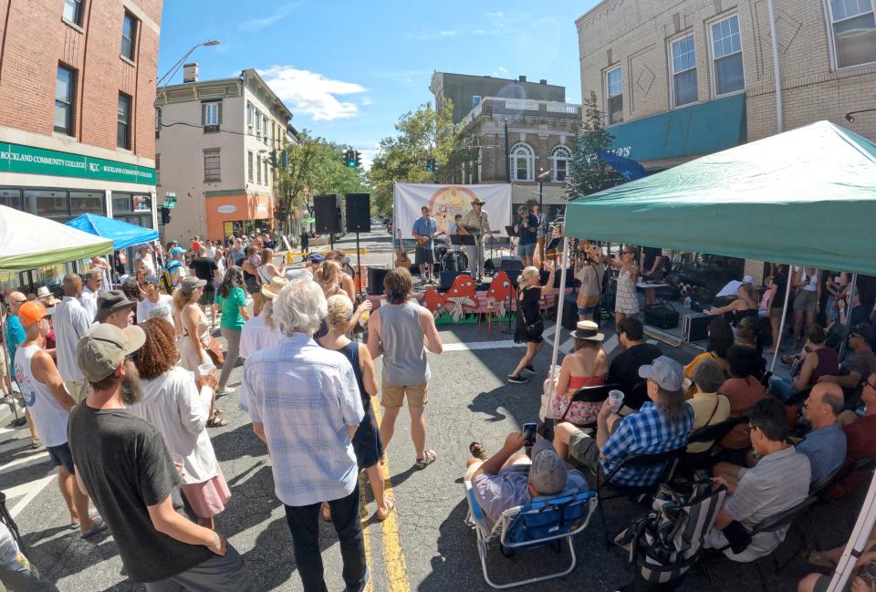 Sunshine Daydream Bluegrass Festival free outdoor concert on Broadway.