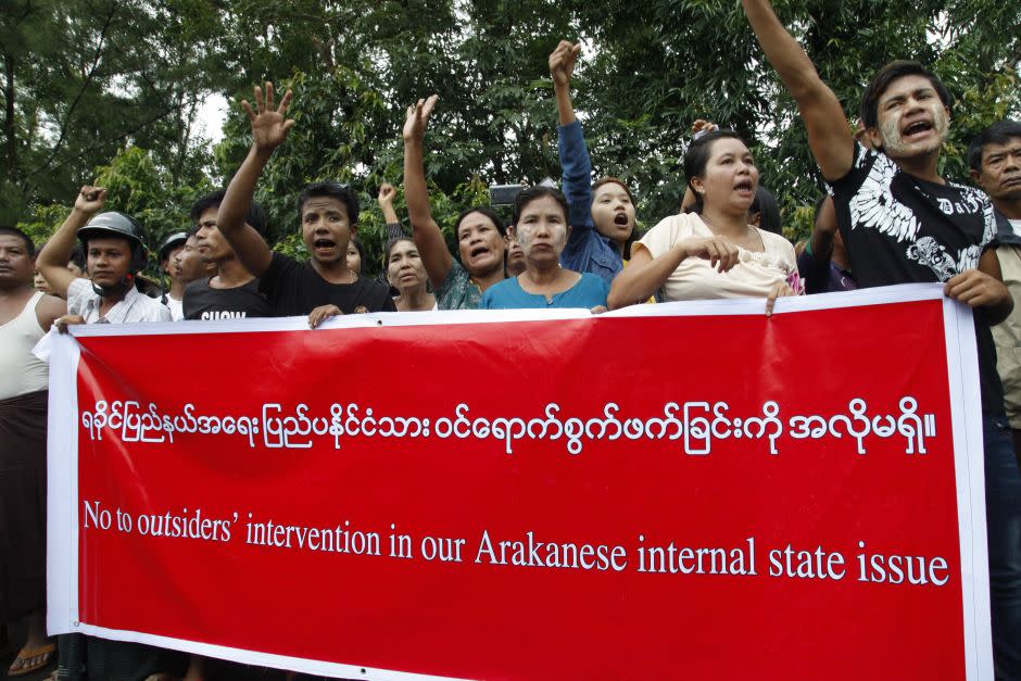 Rakhine nationalists hold a poster as they protest against the visit of former UN Secretary-General Kofi Annan upon his arrival near the airport in Sittwe, Rakhine State, western Myanmar, 6 September 2016.