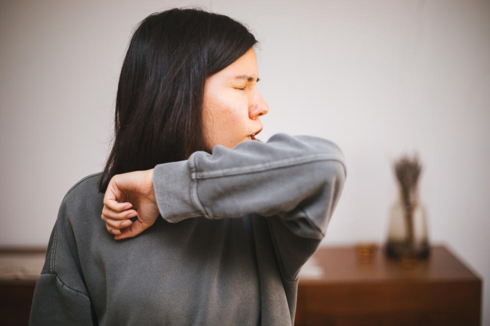 Die WHO empfiehlt, in die Armbeuge zu husten oder zu niesen. (Symbolbild: gettyimages / agrobacter)