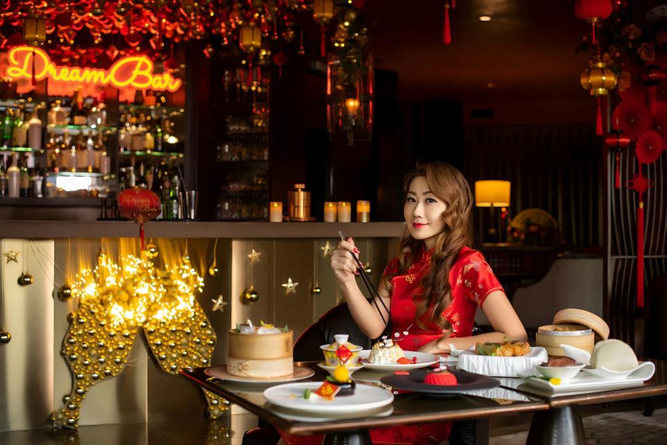 台北遠東香格里拉在新春期間，將李白居改造為新春限定夢幻酒吧「Dream Bar」，並請香宮主廚廖晉輝與調酒師聯手推出新年節慶特色菜單和酒單。（台北遠東香格里拉提供）
